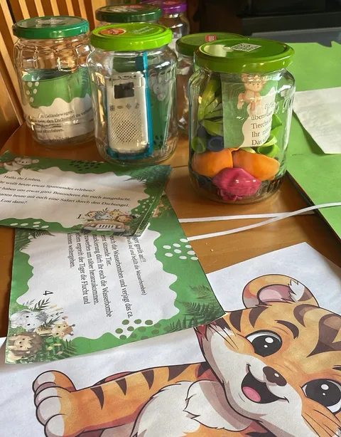 Vorbereitete Schnitzeljagd-Vorlagen und Spielmaterial auf einem Tisch